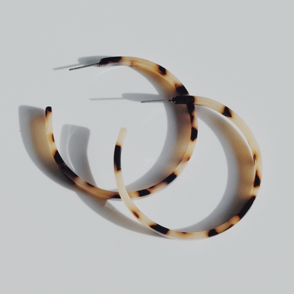Resin Tatum Tortoise Hoop Earrings (Beige) - Picture 2 of 8